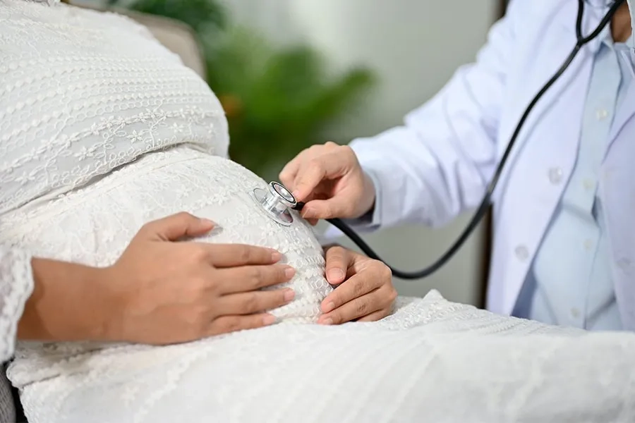 Phụ nữ mang thai nên tham khảo ý kiến của bác sĩ trước khi tiêm