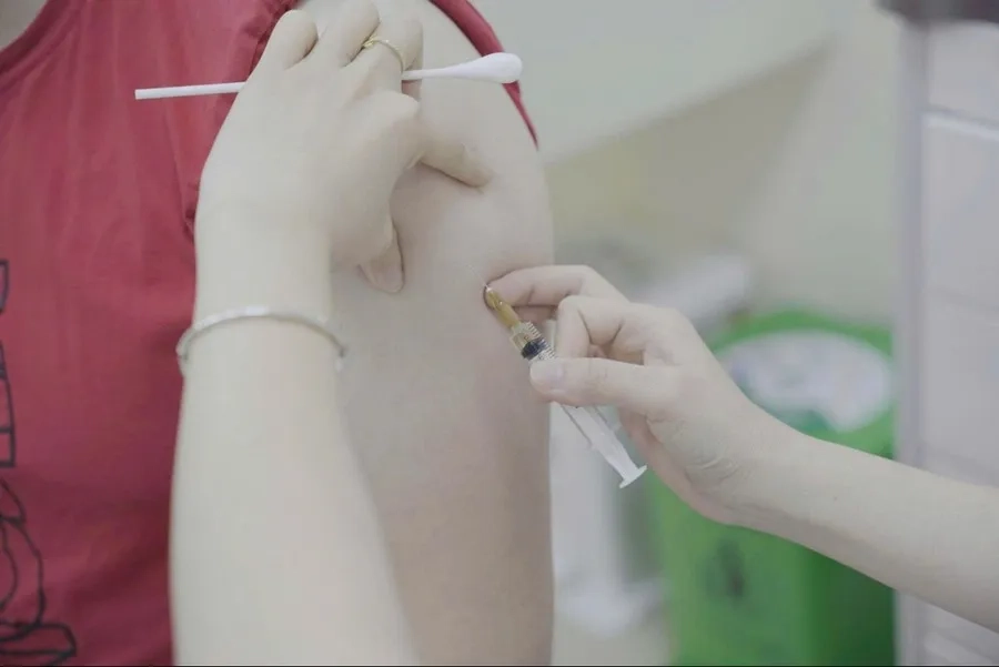 Người lớn được chỉ định tiêm vắc xin vào cơ delta ở vùng cánh tay