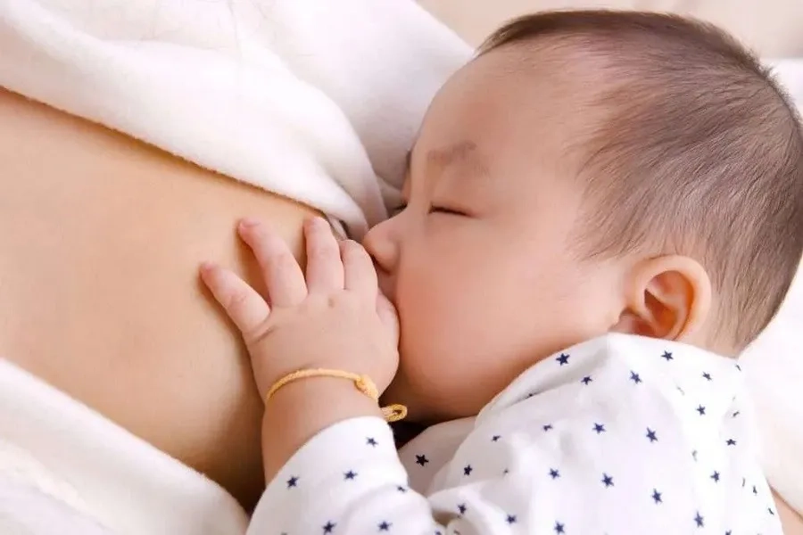 Sau cắt thắng lưỡi, mẹ nên cho bé bú nhẹ nhàng để bé sớm thích nghi