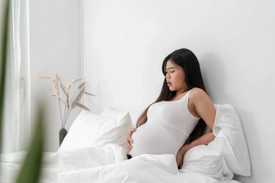 Mẹ bầu bị tiểu đường thai kỳ hoặc một số bệnh lý khác cũng gây thiểu ối
