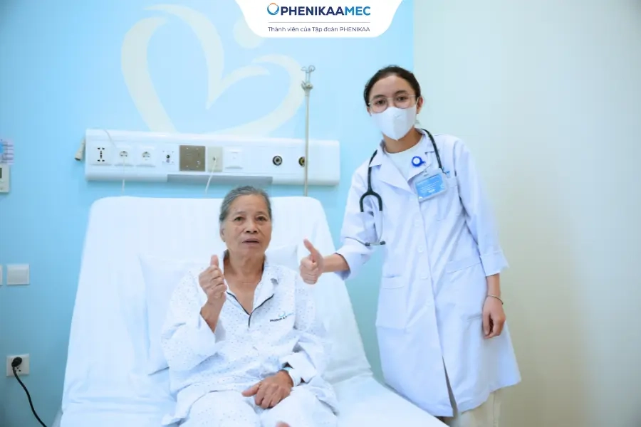 Tái thông mạch máu thành công cho người bệnh 77 tuổi tắc hoàn toàn động mạch vành 