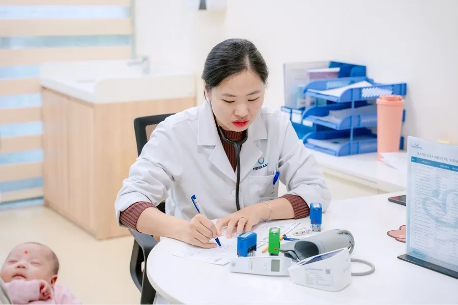 Trẻ cần được theo dõi sát sau tiêm