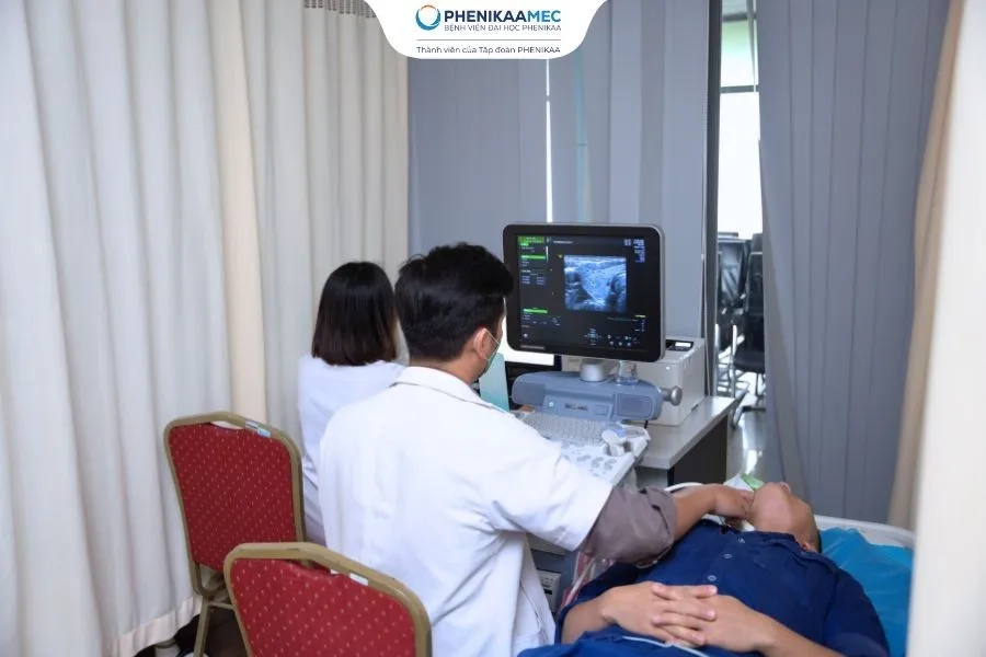 Thực hiện siêu âm tầm soát bệnh lý về tuyến giáp