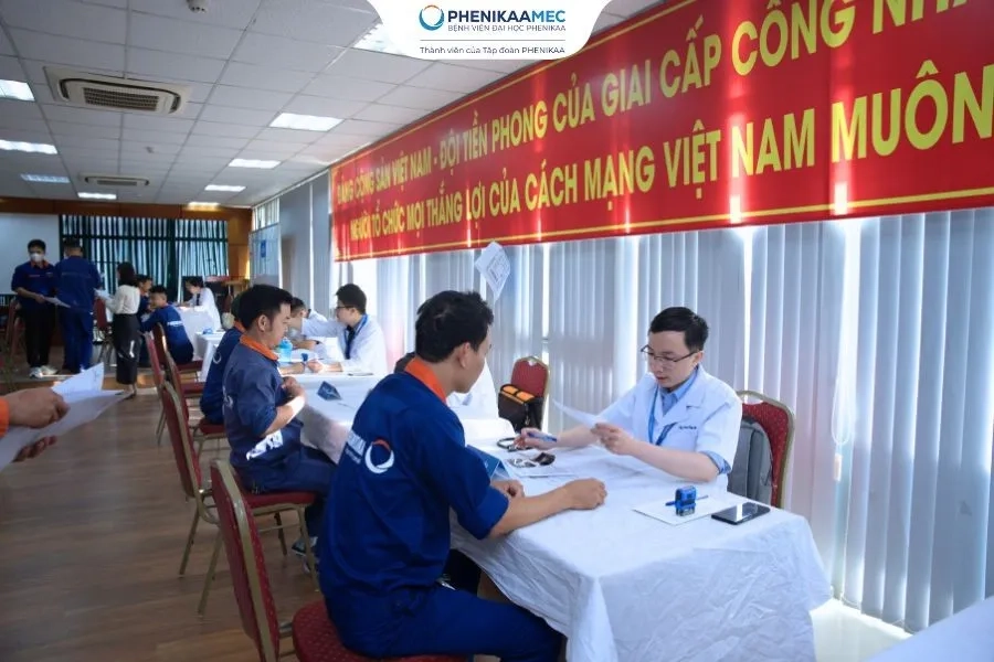 Bác sĩ đọc kết quả và tư vấn cho người khám