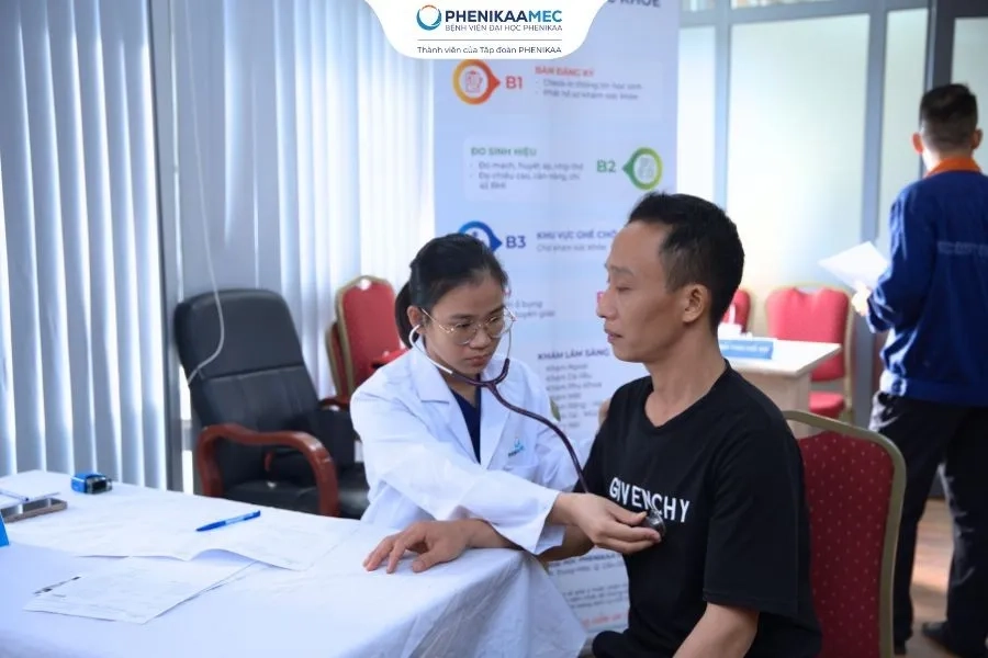 Bác sĩ chuyên khoa thực hiện thăm khám cho nhân viên