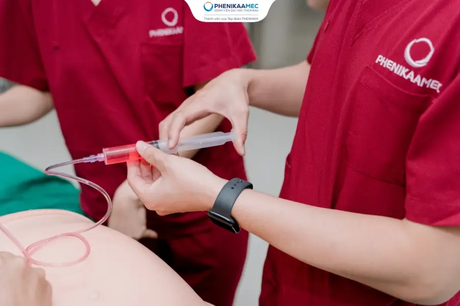 Trực tiếp thực hành trên mô hình mô phỏng bào thai siêu thực theo chuẩn đào tạo quốc tế