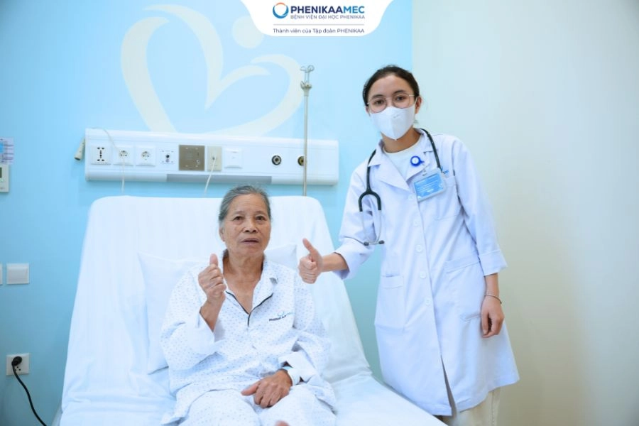 Tái thông mạch máu thành công cho người bệnh 77 tuổi tắc hoàn toàn động mạch vành 