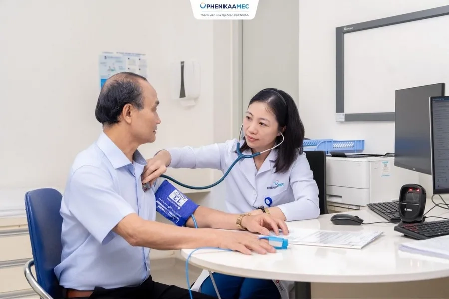 Bác sĩ thực hiện thăm khám toàn diện trước khi gây mê nội soi