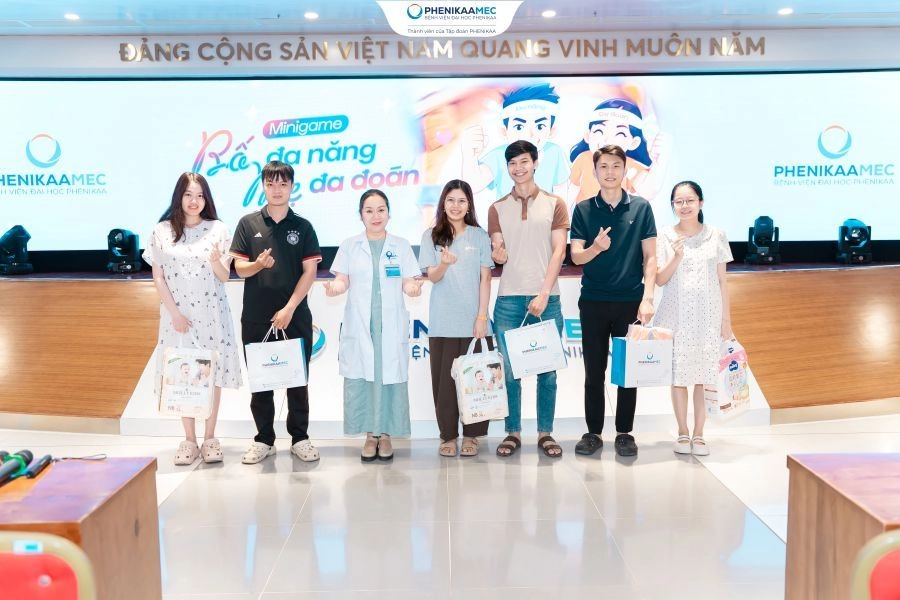 Hàng trăm bố mẹ trang bị kiến thức về siêu âm 42 chỉ số và thực hành xử trí sặc sữa ở trẻ sơ sinh tại Lớp học tiền sản PhenikaaMec