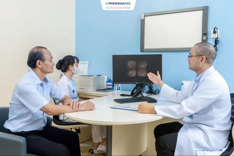 Bác sĩ tư vấn kết quả thăm khám và điều trị cho người bệnh