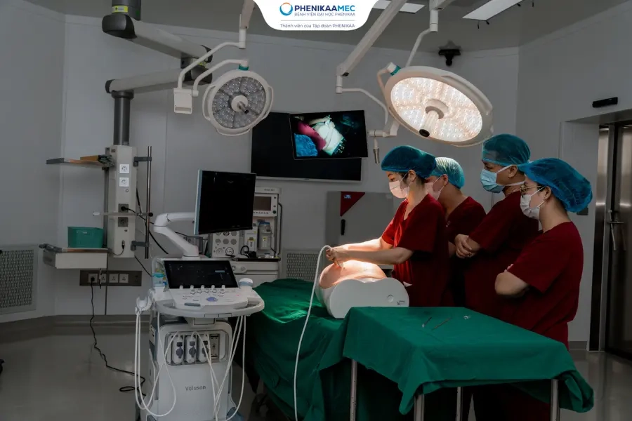 Trực tiếp thực hành trên mô hình mô phỏng bào thai siêu thực theo chuẩn đào tạo quốc tế