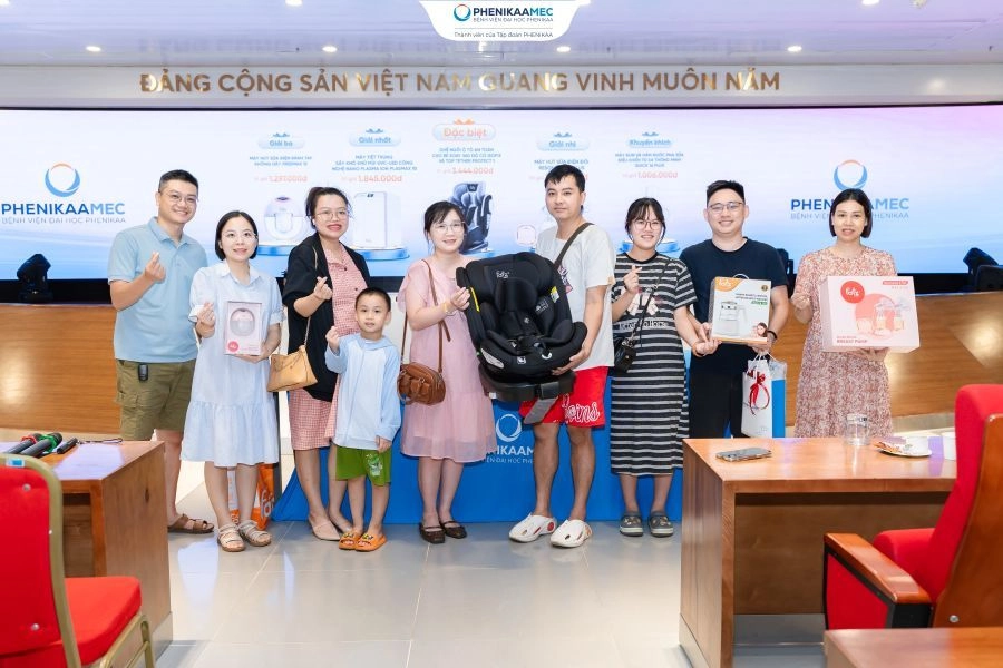 Hàng trăm bố mẹ trang bị kiến thức về siêu âm 42 chỉ số và thực hành xử trí sặc sữa ở trẻ sơ sinh tại Lớp học tiền sản PhenikaaMec