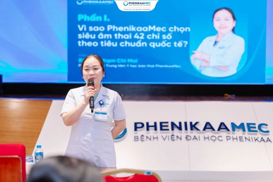 Hàng trăm bố mẹ trang bị kiến thức về siêu âm 42 chỉ số và thực hành xử trí sặc sữa ở trẻ sơ sinh tại Lớp học tiền sản PhenikaaMec