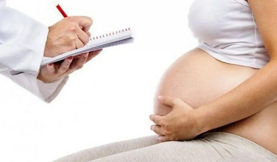 Ít nước ối cản trở quá trình phát triển của thai nhi trong bụng mẹ