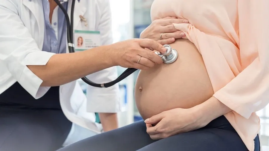 Bạn đi khám ngay khi xuất hiện bất kỳ dấu hiệu thiểu ối 3 tháng giữa bất thường nào để kịp thời phòng tránh rủi ro