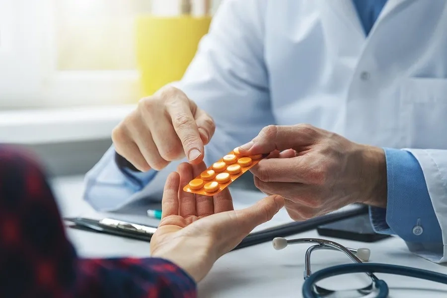 Thuốc chống trầm cảm giúp cân bằng chất dẫn truyền thần kinh và cải thiện triệu chứng theo thời gian