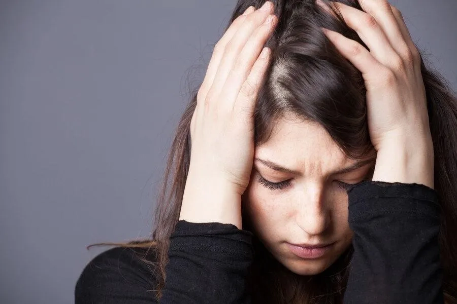 Cảm giác lo lắng do rối loạn lo âu thường khó kiểm soát và dễ bùng phát hơn do stress