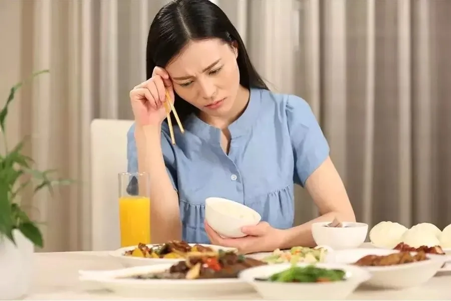 Ăn uống kém, cơ thể mệt mỏi có thể là dấu hiệu của suy giảm chức năng gan ở giai đoạn đầu 