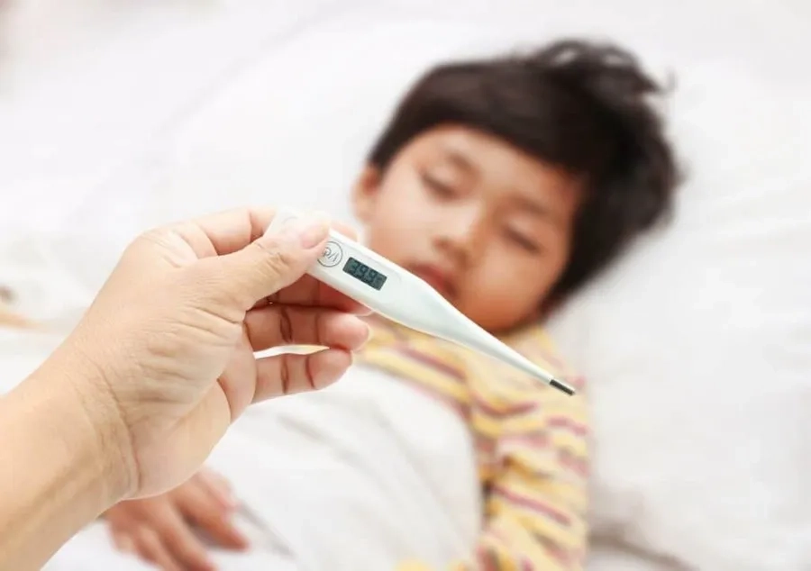 Trẻ sốt cao sau tiêm cần đến ngay cơ sở y tế gần nhất để được hỗ trợ