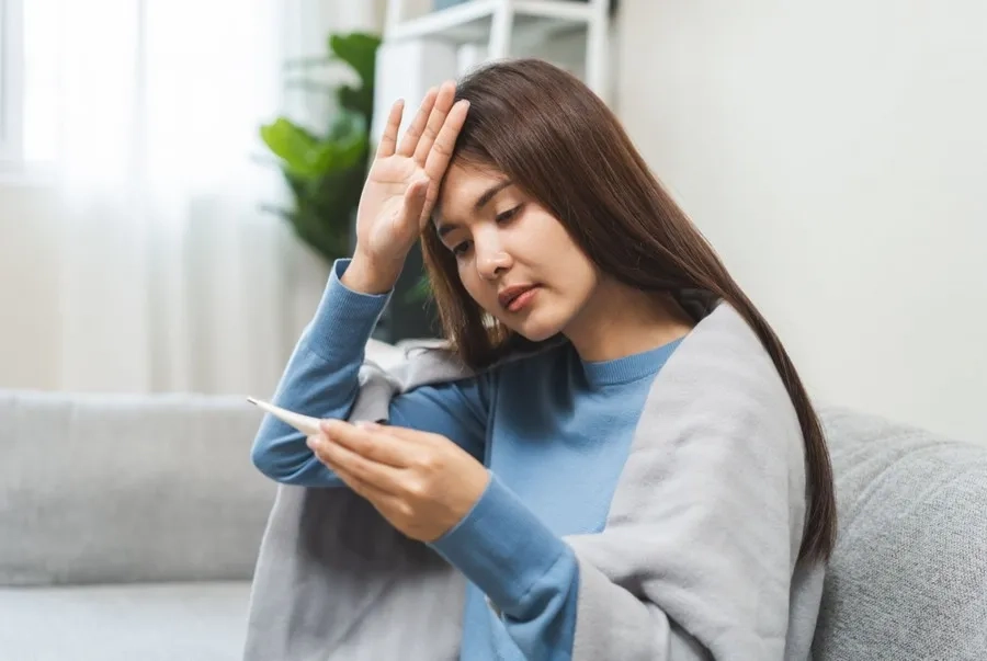 Người lớn sốt cao, mệt mỏi sau tiêm cần được thăm khám bởi bác sĩ chuyên khoa