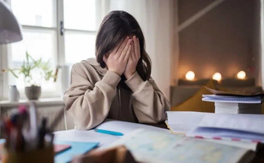 Thu mình, sa sút học tập là dấu hiệu hành vi cần chú ý