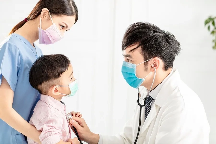 Trẻ cần được khám sàng lọc sức khỏe trước khi tiêm vắc xin sởi