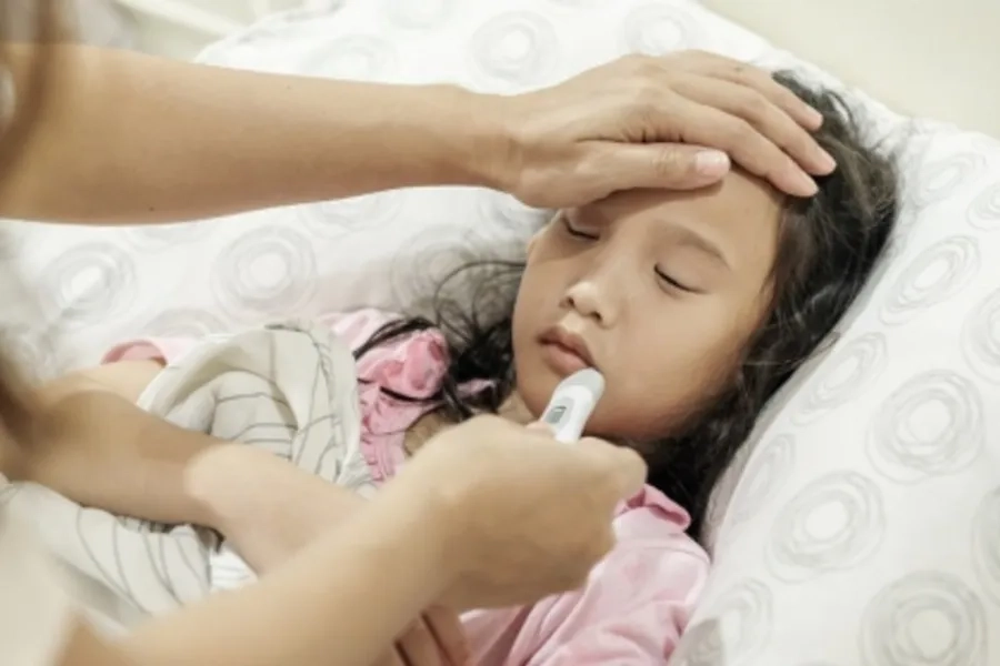 Trẻ sốt cao, li bì, mệt mỏi sau tiêm cần đến cơ sở y tế để được theo dõi