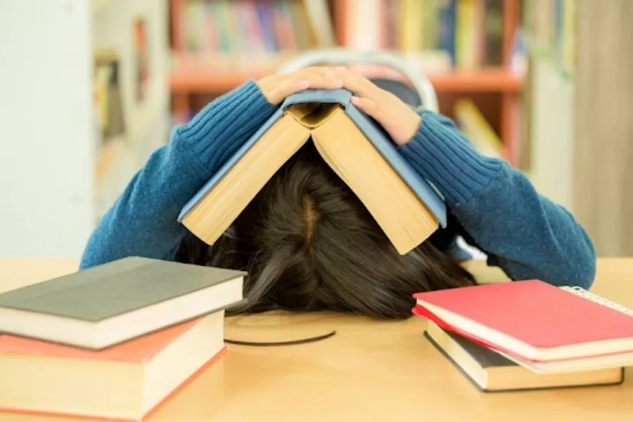 Áp lực học tập kéo dài là yếu tố làm gia tăng nguy cơ trầm cảm ở học sinh