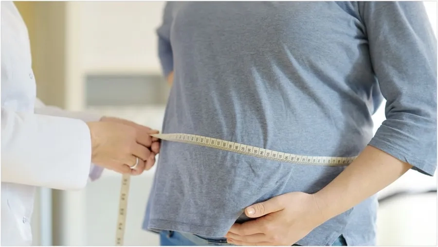 Vòng bụng nhỏ đi, không còn cảm giác căng tức là một trong những dấu hiệu thiểu ối