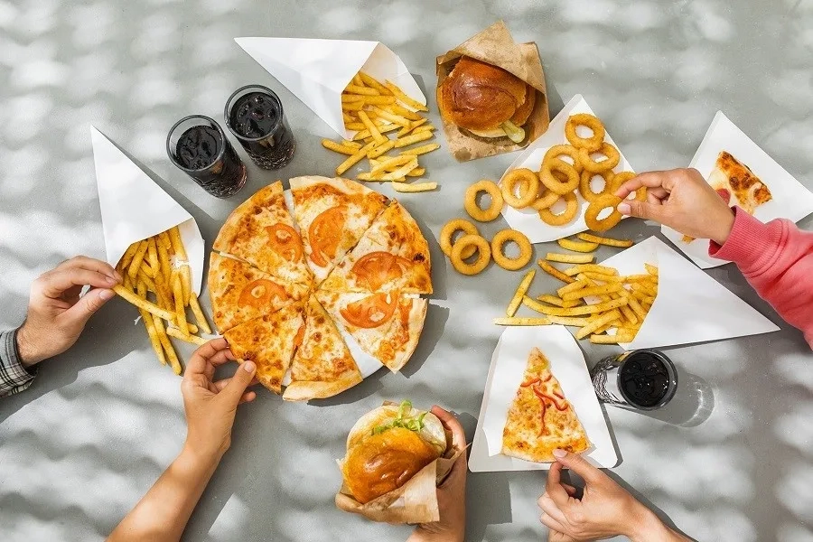 Chị em nên hạn chế ăn đồ chiên rán, bổ sung rau xanh, hoa quả để tăng cường miễn dịch phòng ngừa nhiều bệnh lý 