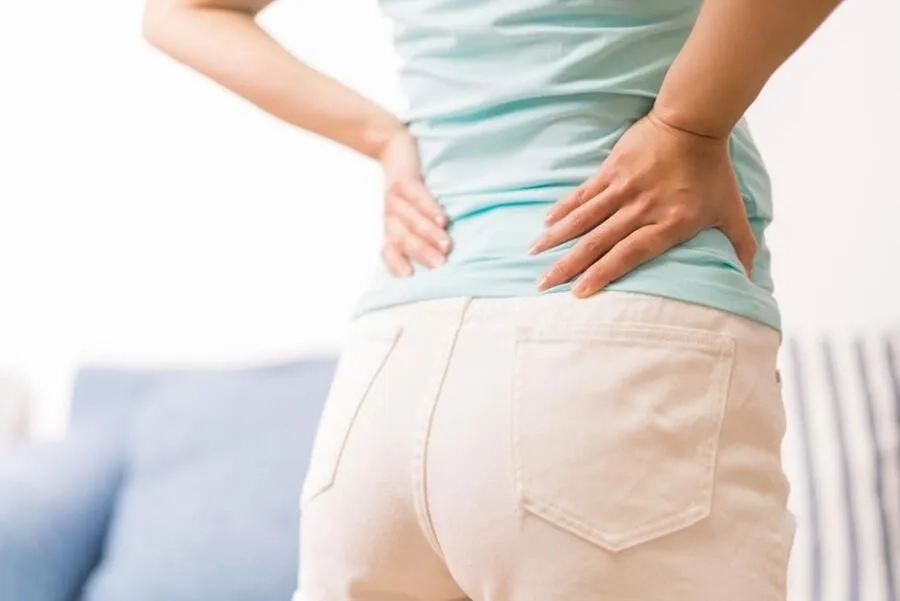 Đau lưng nhẹ là phản ứng sinh lý thường gặp khi ra máu báo thai