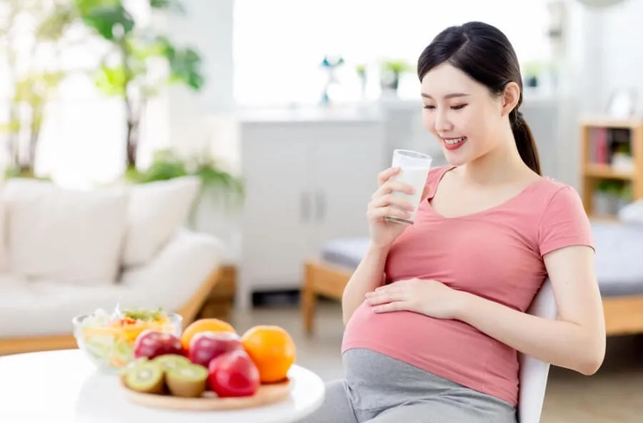 Dinh dưỡng đầy đủ giúp giảm mỏi lưng và hỗ trợ thai nhi phát triển khỏe mạnh