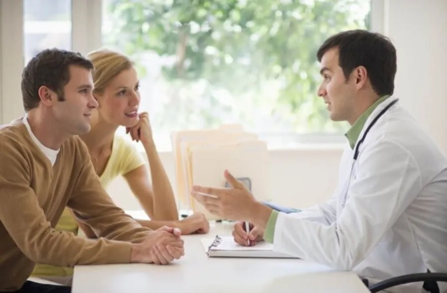 Bạn cần đến thăm khám bác sĩ nếu đau lưng kèm các triệu chứng toàn thân như chóng mặt, hoa mắt
