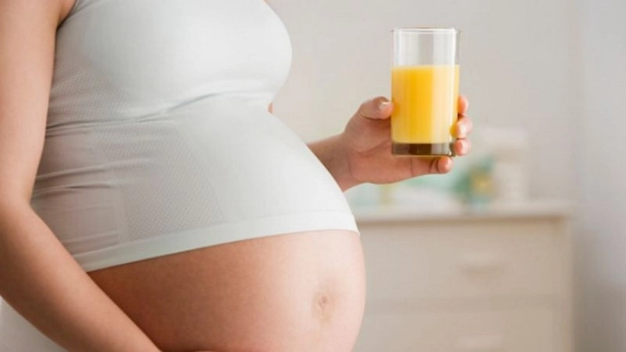 Ngoài nước lọc, thai phụ có thể bổ sung các loại nước ép trái cây, nước dừa để cải thiện lượng ối
