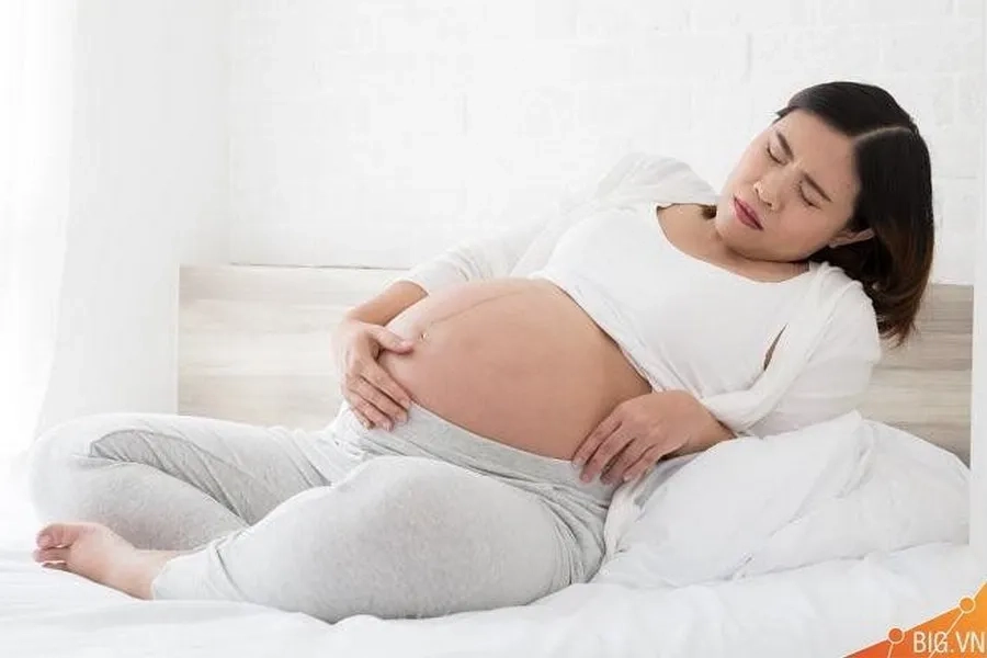 Dư ối tiềm ẩn nhiều rủi ro gây hại cho cả mẹ bầu lẫn sự phát triển của thai nhi