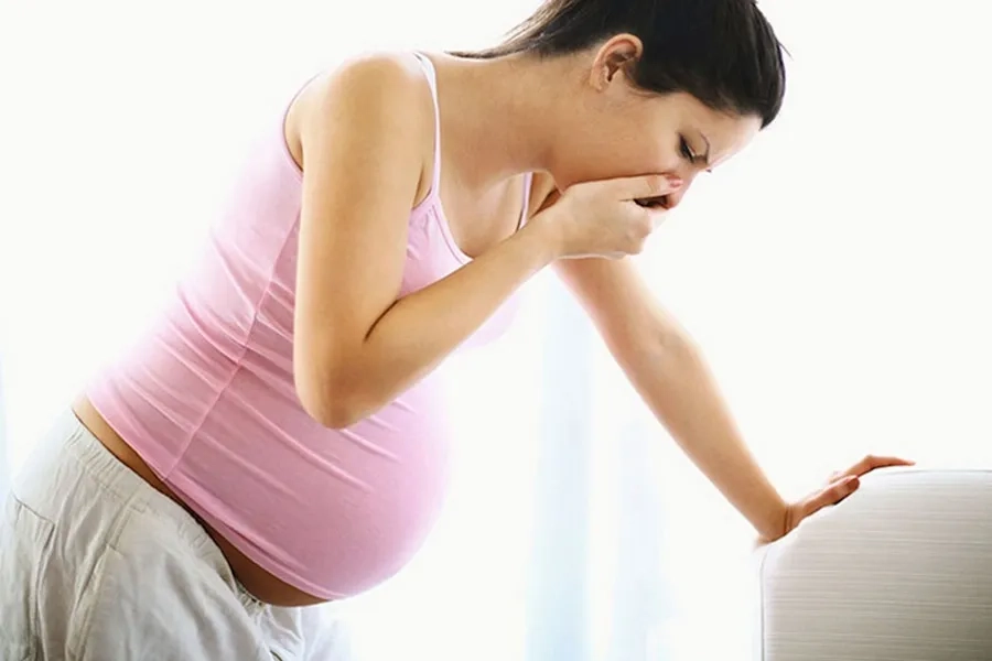 Dư ối khiến thai phụ căng tức bụng, cảm thấy khó thở, mệt mỏi