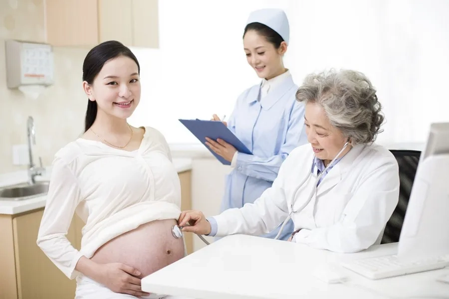 Nếu cơ thể khỏe mạnh không có dấu hiệu bất thường thì có thể theo dõi sinh thường