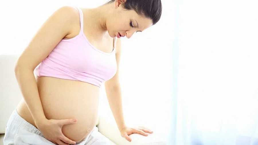 Nếu tình trạng dư ối nặng, kèm đau bụng, ra nước âm đạo, có dấu hiệu chuyển dạ sớm thì nên nhập viện theo dõi sức khỏe