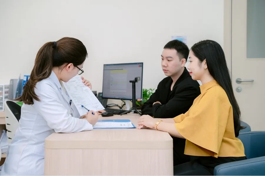 Bác sĩ chuyên khoa sẽ tư vấn kết quả thăm khám cho các cặp đôi