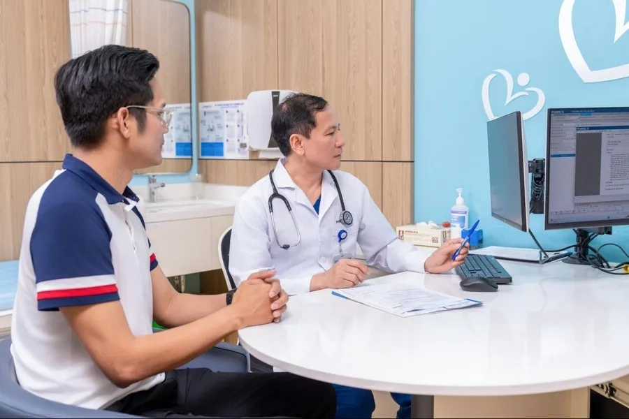 TS.Bùi Chí Nam - Giám đốc Trung tâm Tiêu hóa Bệnh viện Đại học Phenikaa thăm khám và tư vấn cho người bệnh