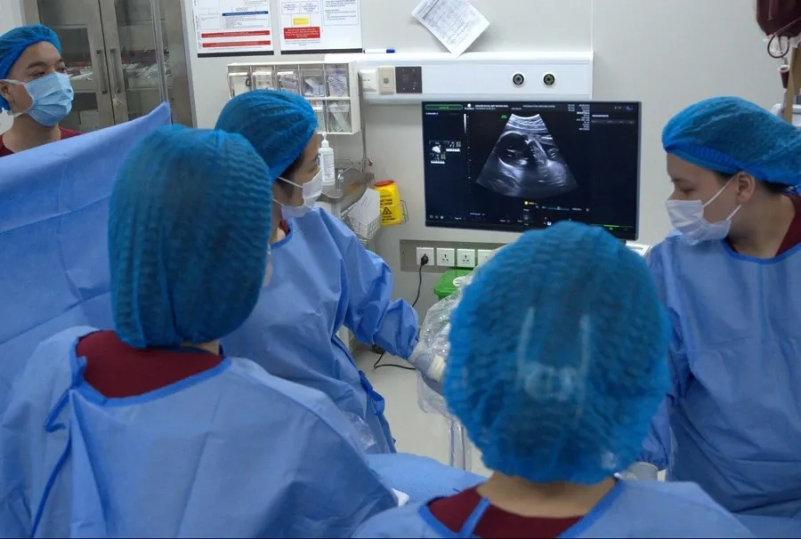 Truyền máu cho thai nhi qua dây rốn được thực hiện với sự hỗ trợ của siêu âm