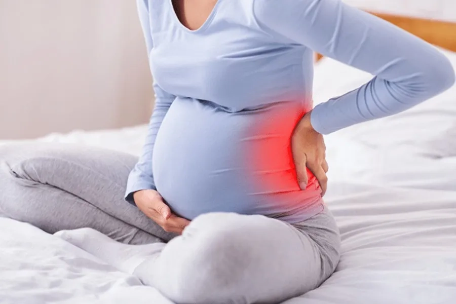 Mẹ bầu sẽ gặp các cơn đau bụng và đau lưng liên tục khi chuyển dạ