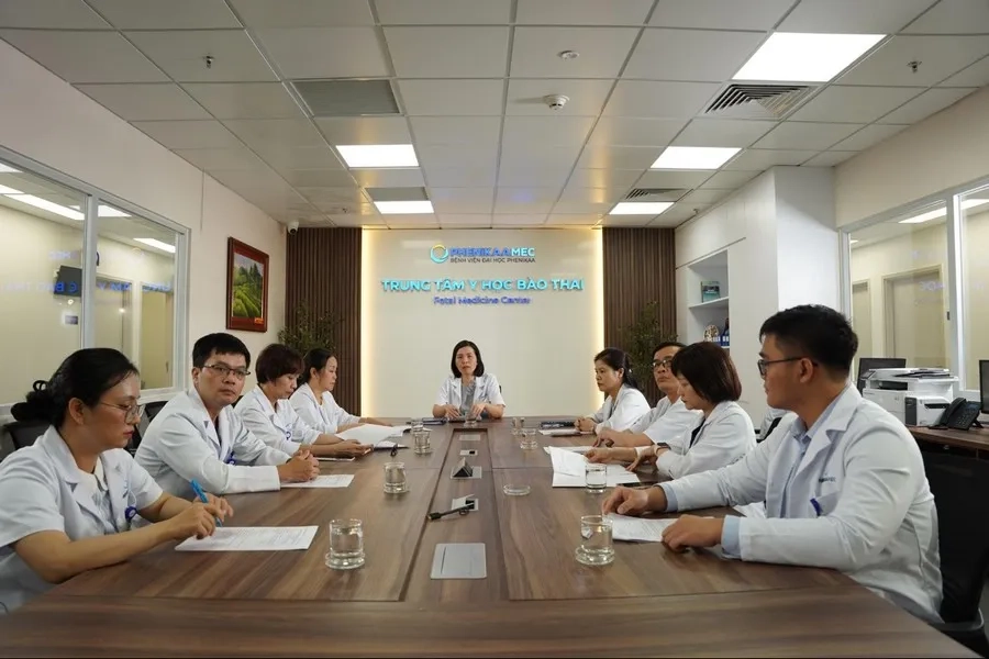 TS.BS Nguyễn Thị Sim - Giám đốc Trung tâm Y học bào thai PhenikaaMec cùng các bác sĩ giàu kinh nghiệm trực tiếp hội chẩn và thực hiện các ca can thiệp bào thai khó