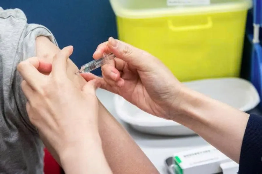 Mũi tiêm HPV do nhân viên y tế thực hiện tiêm bắp 