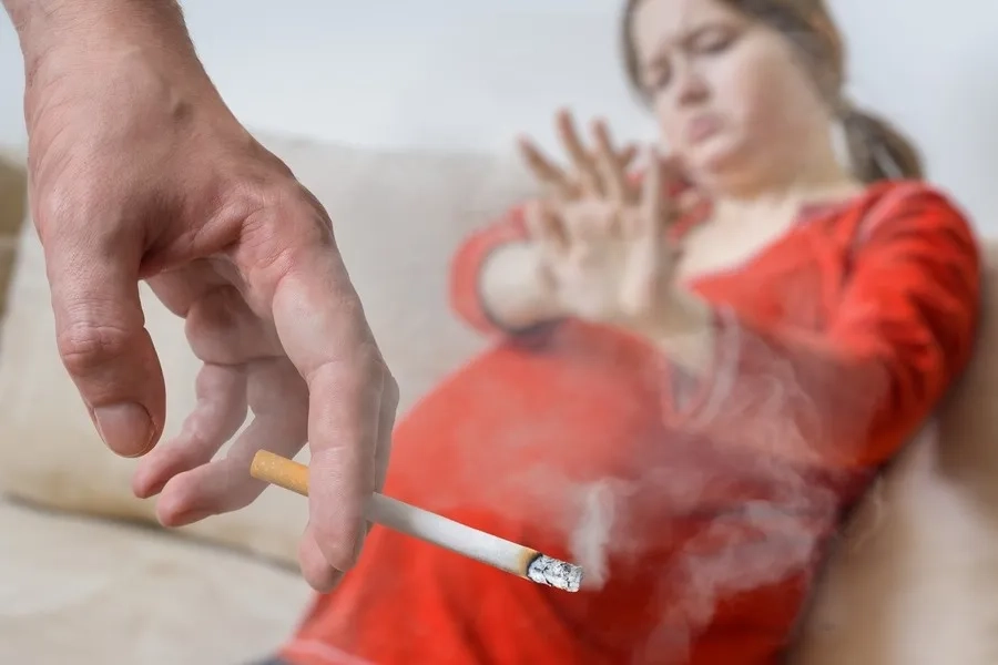 Mẹ tiếp xúc với khói thuốc lá tăng nguy cơ dị tật ở thai nhi