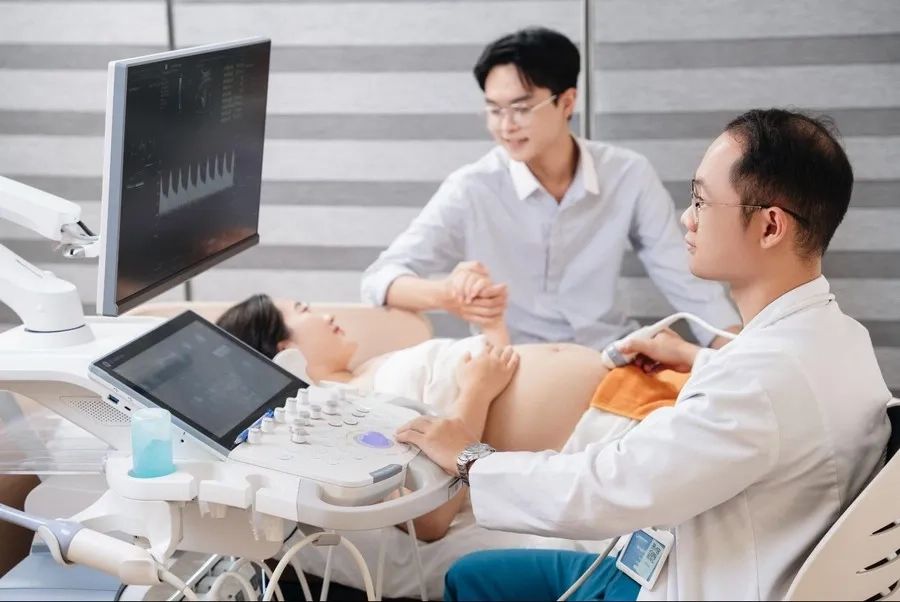 Thai phụ cần thăm khám định kỳ để theo dõi sự phát triển của thai nhi sau khi thực hiện phẫu thuật 