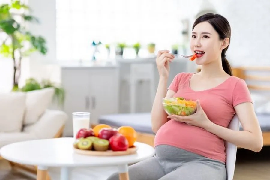 Dinh dưỡng cân đối, nghỉ ngơi hợp lý là điều mẹ nên làm để đảm bảo sức khỏe của mình và thai nhi còn lại