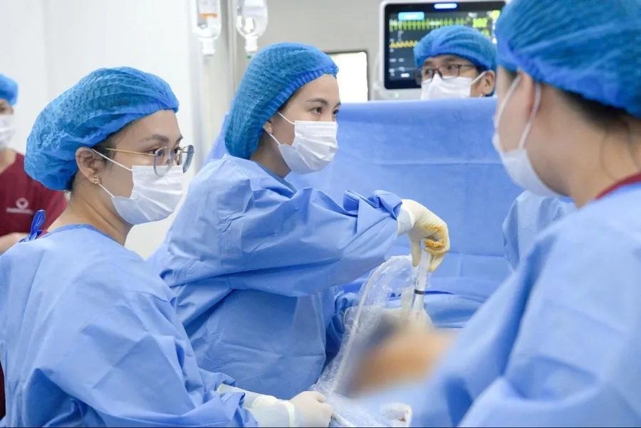 Chọc hút dịch màng bụng thai nhi dưới siêu âm giúp giảm bớt lượng dịch, giảm áp lực ở ổ bụng cho thai phụ