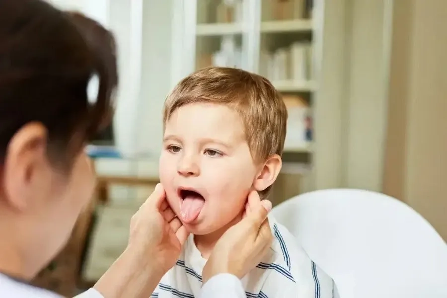 Khi trẻ quấy khóc, sốt hoặc có mủ ở vết thương, nên đi khám ngay