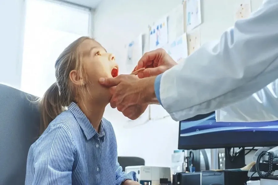 Bác sĩ sẽ thăm khám trước khi tiến hành cắt thắng lưỡi cho trẻ